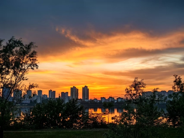 金霞叠晖映小城     博猫游戏水电开发公司 摄影：王晓东（云贵湘）.jpg