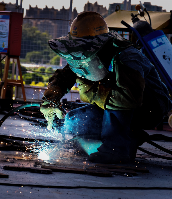 作者：孟冰，，，作品名称：岐江河大桥上的电焊工，，，单位：水电公司 .jpg