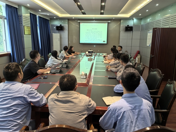 现场为一线员工宣贯制度.jpg