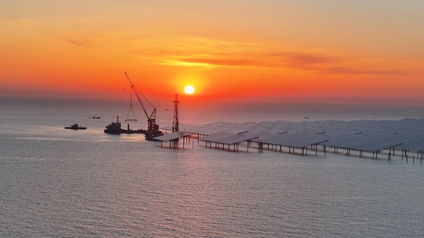 斜阳熔金，，，，，沧海筑业（西北院总承包的中广核烟台招远 400兆瓦海上光伏项目）(1).jpg