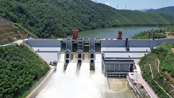 水库泄水度汛   摄影：杨永军.jpg