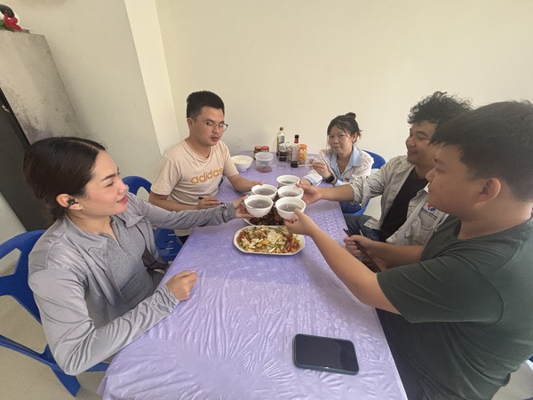 中外员工一起吃元宵.jpg 中外员工一起吃元宵.jpg